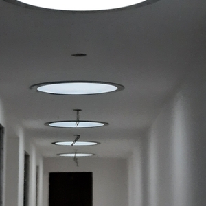 Světlovod SLS 600 Difuzní rámeček v interiéru Bytový dům Smíchov PRAHA 
