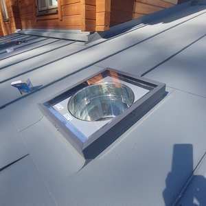 Světlovod  SLS 400,  celkový pohled na pěkné zapracování světlovodu do šikmé střechy